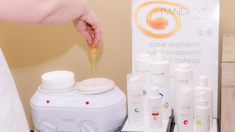 A cukorpaszta a leghatékonyabb depilációs módszer. Melegítéséhez speciális berendezés szükséges. Dermaland, kecskeméti kozmetika, mini esztétikai csomag, bajusz, áll, szemöldök, szőrtelenítés, vacsiköz, máriaváros, belváros, kozmetikus, nagykőrös, hunyadiváros, széchenyiváros, tiszakécske, hifu kezelés, mezoterápia, lézeres szőrtelenítés, tartós, intim, teljes test